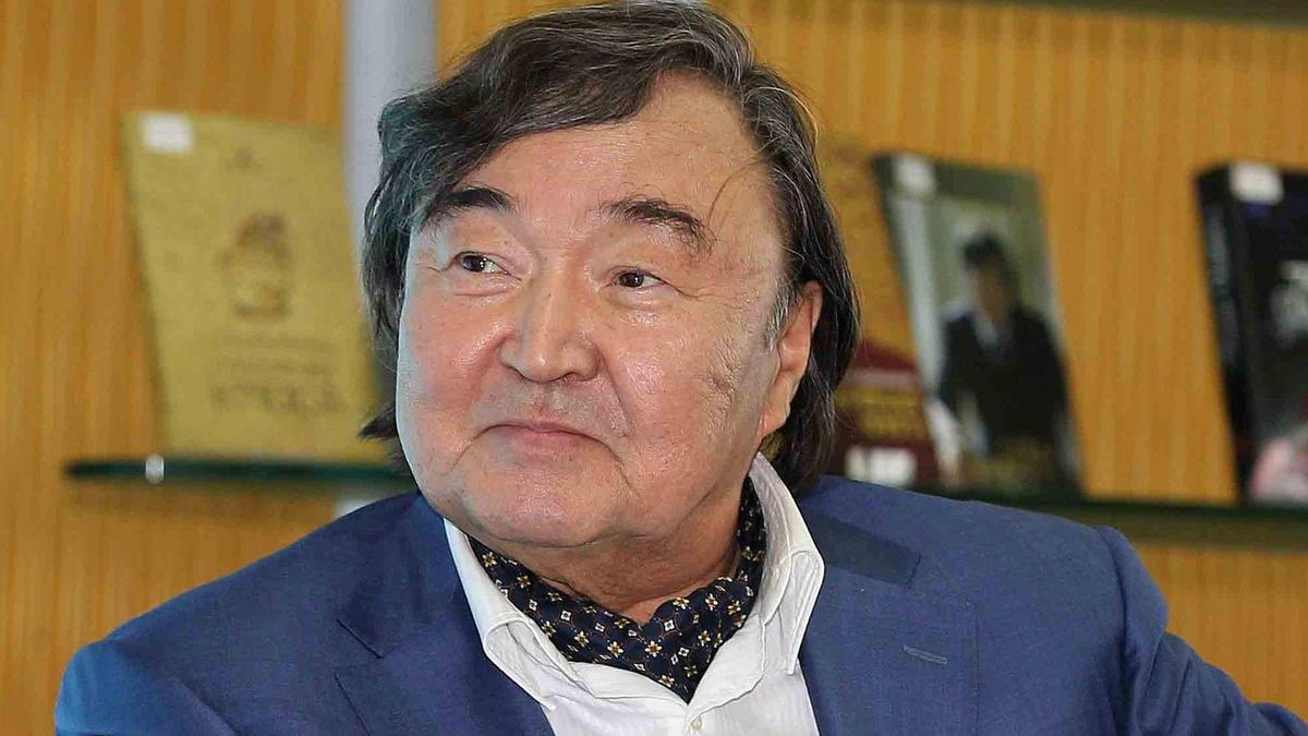 Мемлекет басшысы Олжас Сүлейменовті мерейтойымен құттықтады
