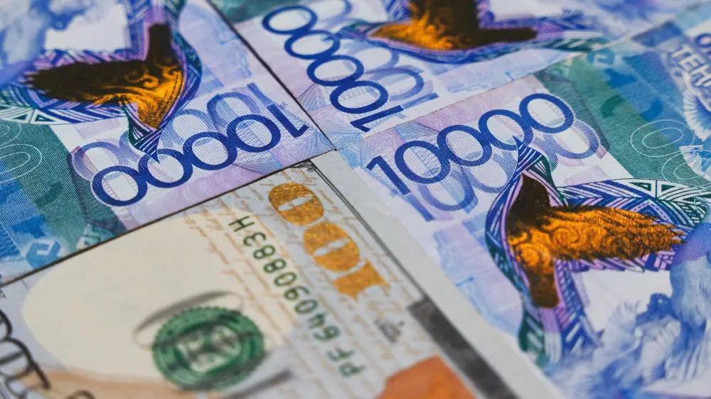 Доллар бағасы 500 теңгеден төменге құлдырады