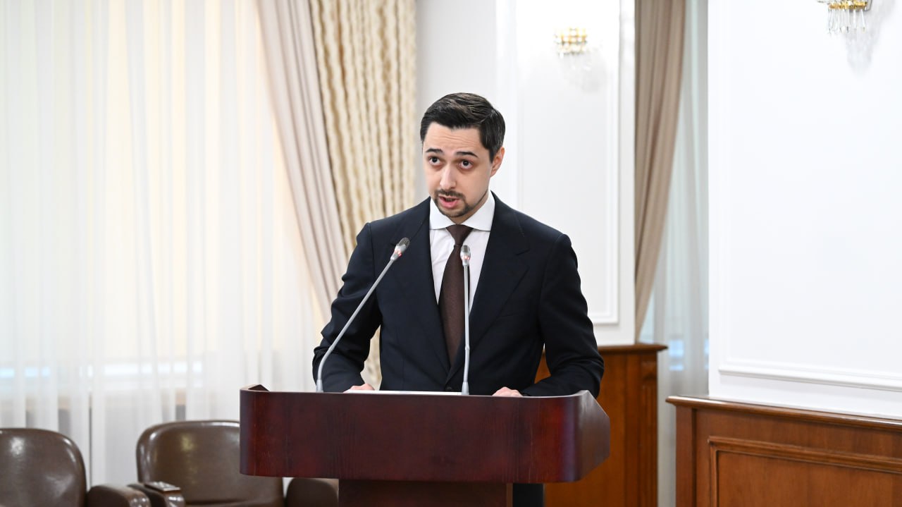 «Қазақша жақсы баяндадыңыз, осылай үйрену керек»: Үкімет басшысы вице-министрді мақтады