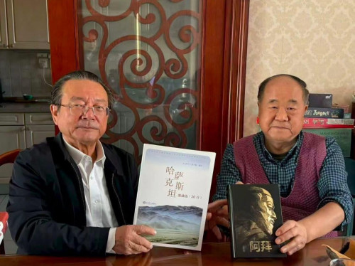 Қазақ жазушысы Нобель иегері Мо Янға «Абай» кітабын сыйлады