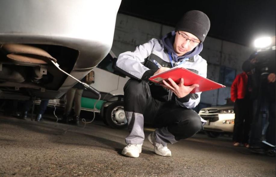 Алматыда полицейлер мен экологтар автокөліктерді тексерді