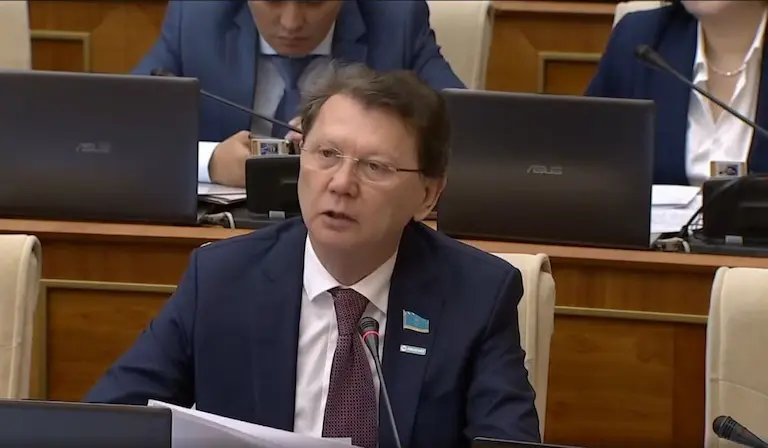 Депутат: Ватсаптағы қаптаған чаттар мен қағазбастылық мұғалімдердің дұрыс жұмыс істеуіне мүмкіндік бермейді