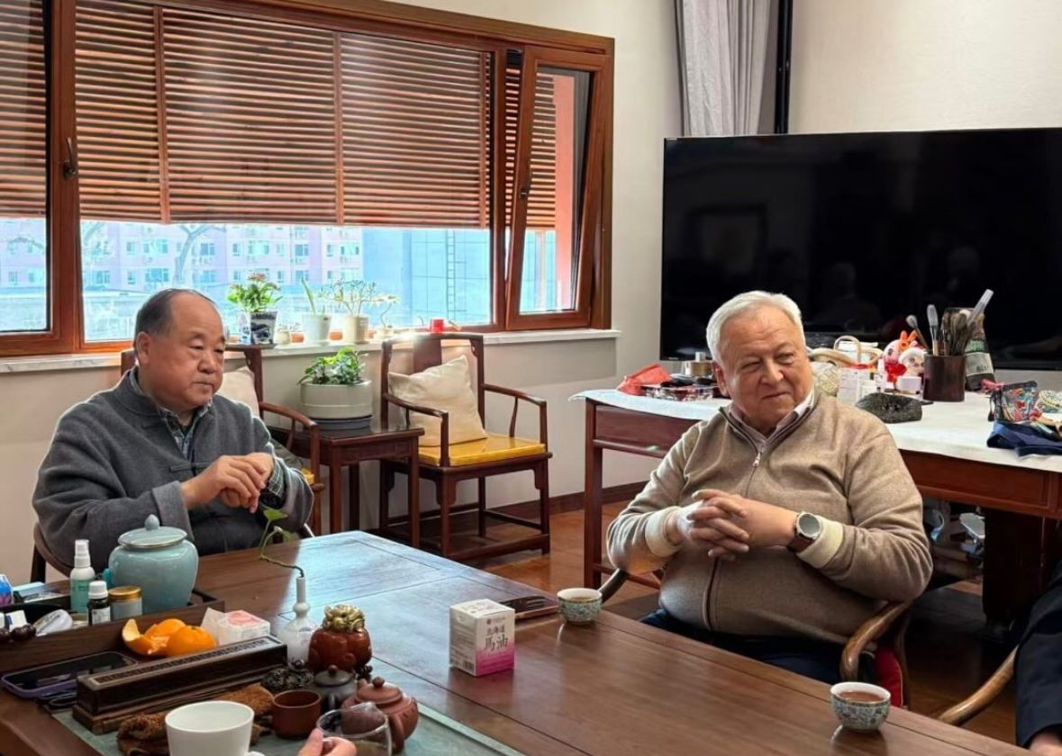 Жазушылар одағының төрағасы Нобель сыйлығының лауреатымен кездесті