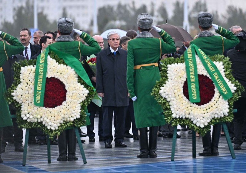 Мемлекет басшысы Бейтараптық монументіне гүл шоғын қойды