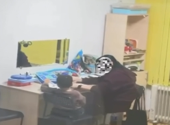 Қарағанды полициясы баланы ұрып оқытқан логопедке қатысты тексеріс бастады