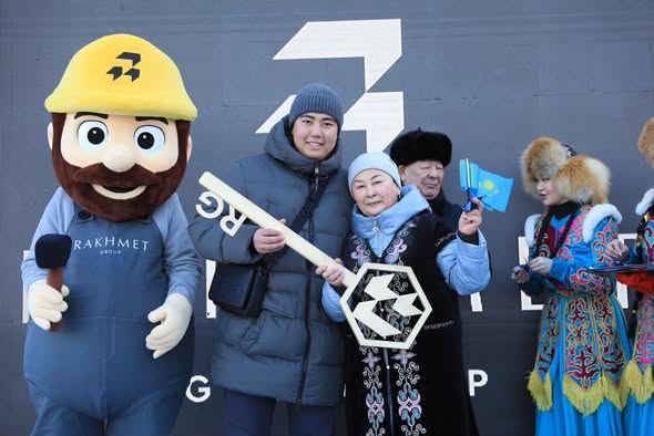 Ақтөбеде үйлі болуды бес жыл күткен үлескерлерге пәтер берілді