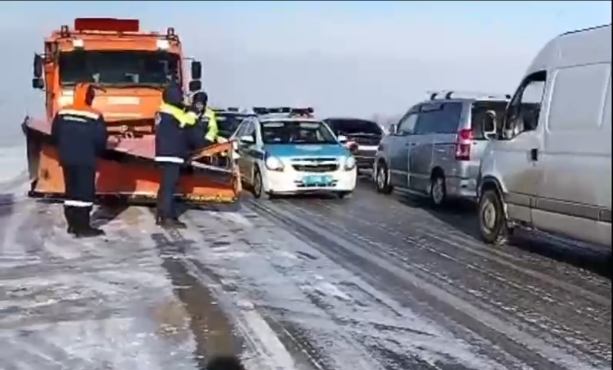 Қостанай облысында қар құрсауында қалған 100 шақты автокөлік құтқарылды