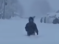 Белуардан қар кешіп мектепке қатынаған балақай Қырғыз президентінің шыршасына шақырту алды