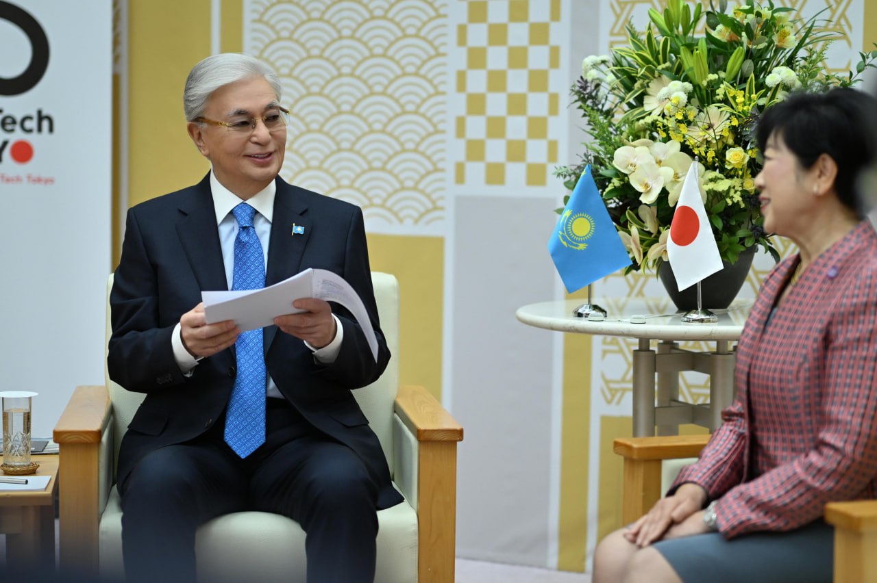 «Қош келдіңіз!»: Токио губернаторы Қасым-Жомарт Тоқаевты қазақ тілінде қарсы алды