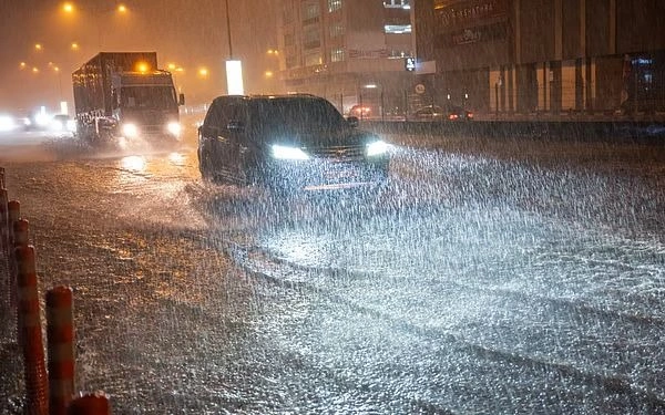 Біріккен Араб Әмірліктерін су басты, қаза тапқандар бар