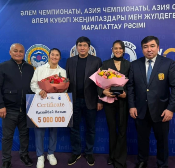 Алуа Балқыбекова мен Назым Қызайбайға құнды сыйлықтар табыс етілді