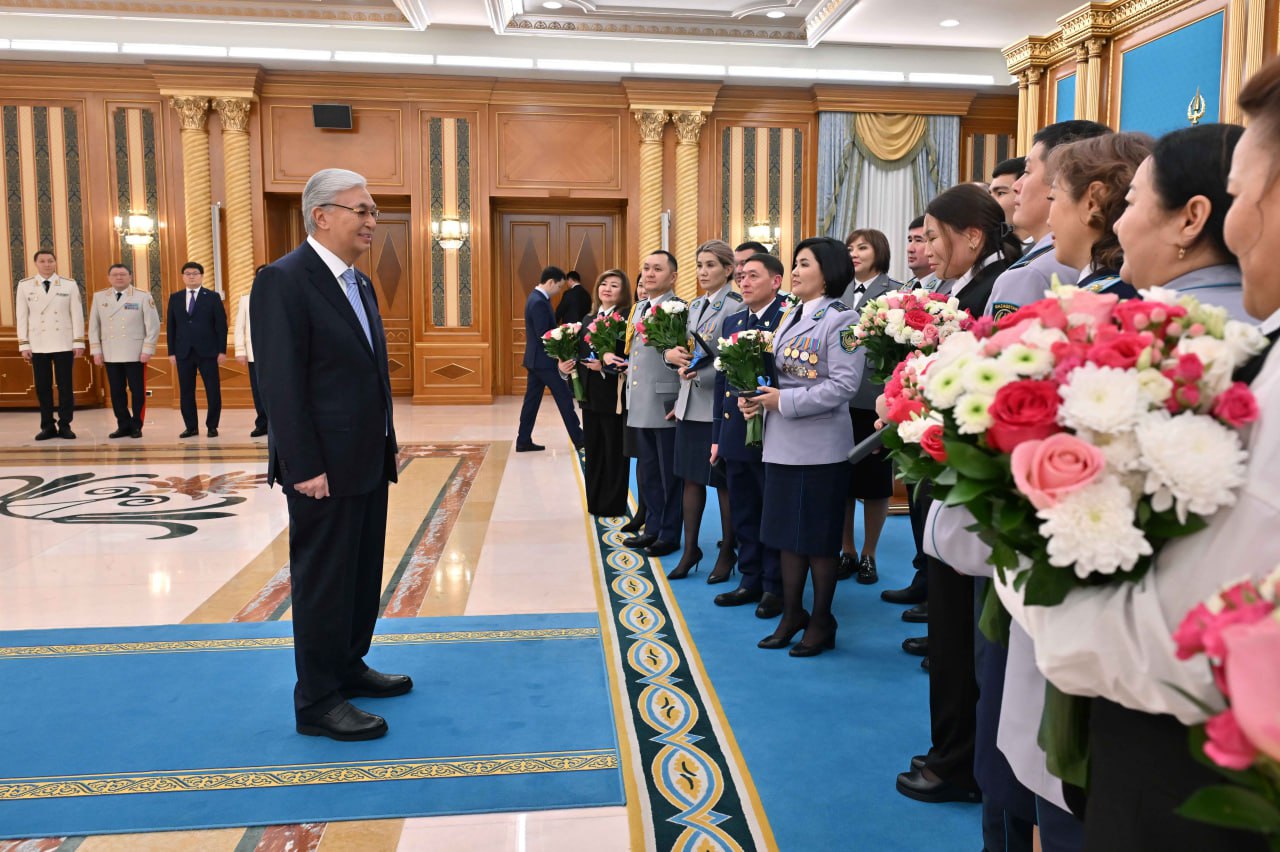 Президент прокуратура мен күштік құрылымның бір топ қызметкеріне пәтер кілтін табыстады
