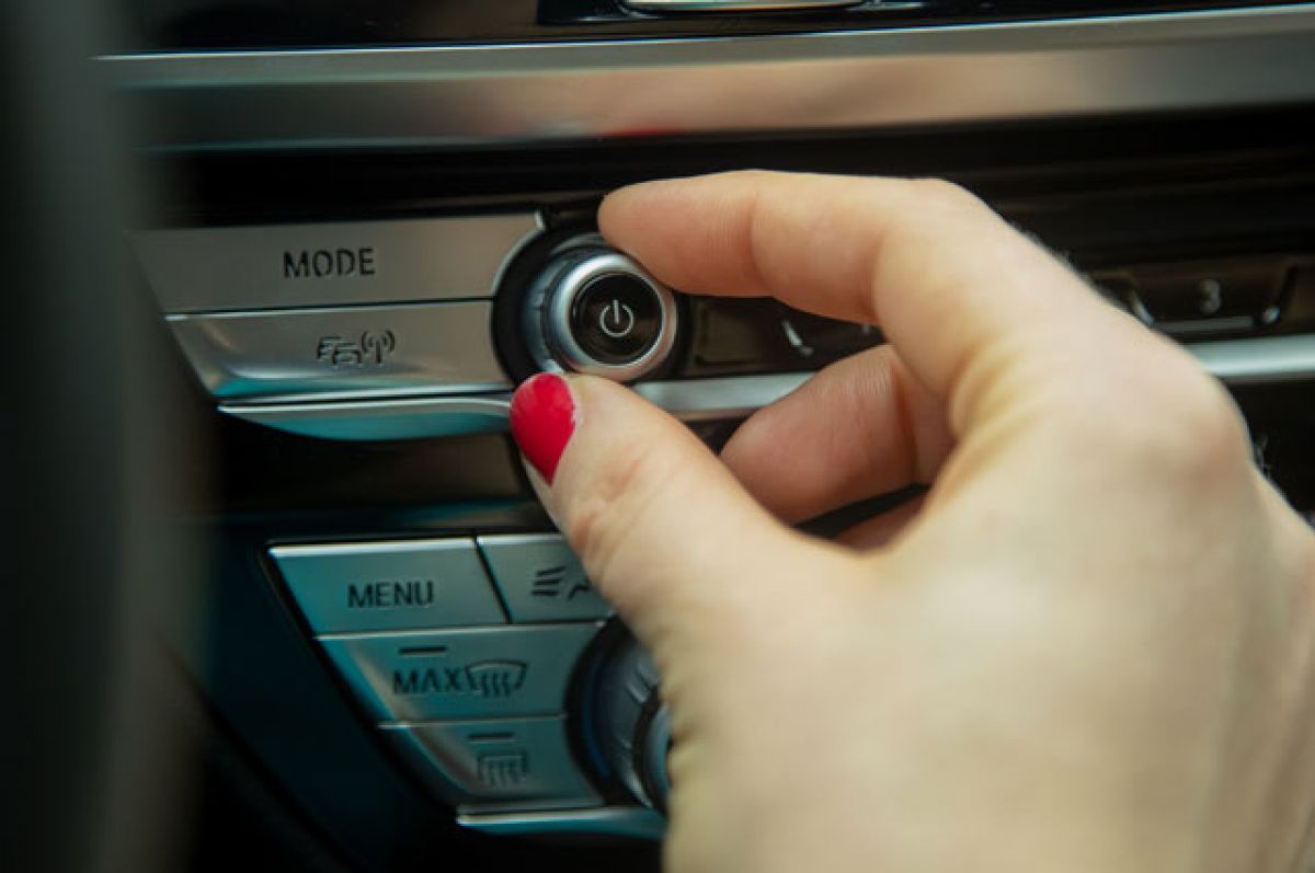 Ғалымдар көлік жүргізіп келе жатып музыка тыңдау қауіпті екенін ескертті