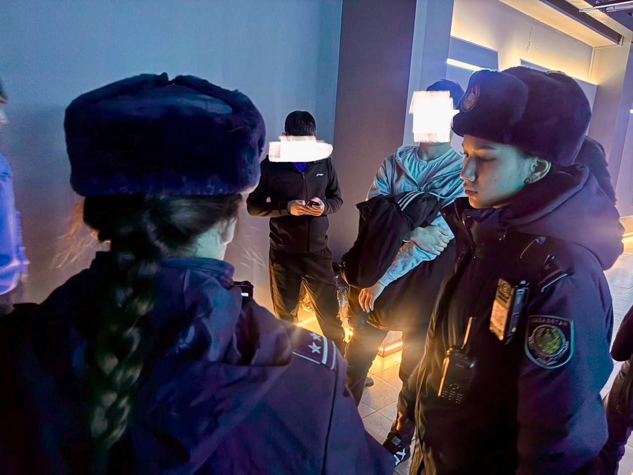 Түнгі уақытта бақылаусыз жүрген балалардың ата-аналарына айыппұл салынды