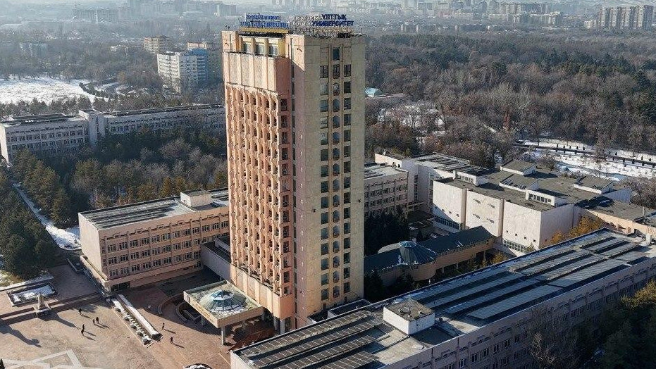 ҚазҰУ-дың шатырына күн панельдері орнатылды