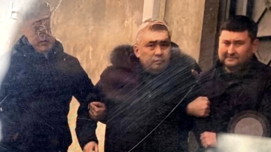 Полицейлер шетінен парамен ұсталып жатыр