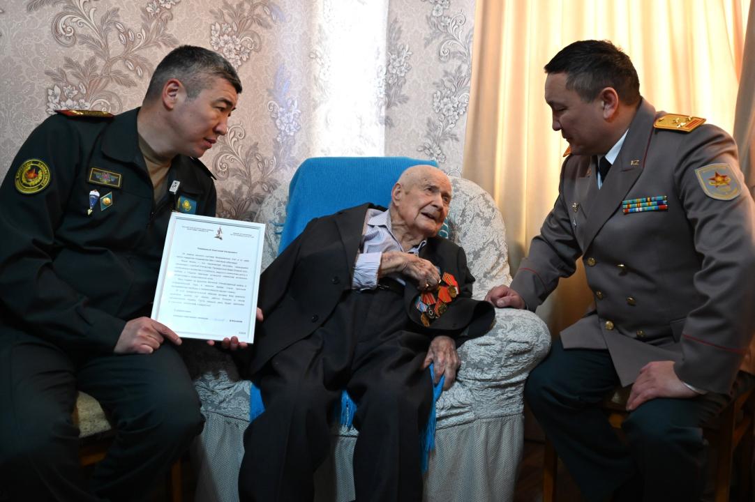 Әскерилер майдангерді ғасырлық мерейтойымен құттықтады