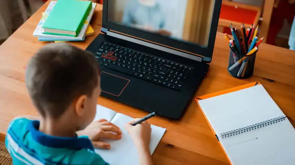 Елордада бірінші ауысым оқушылары онлайн оқиды