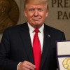 Нобель сыйлығының иегері Трампқа өзінің сыйлығын табыс етті