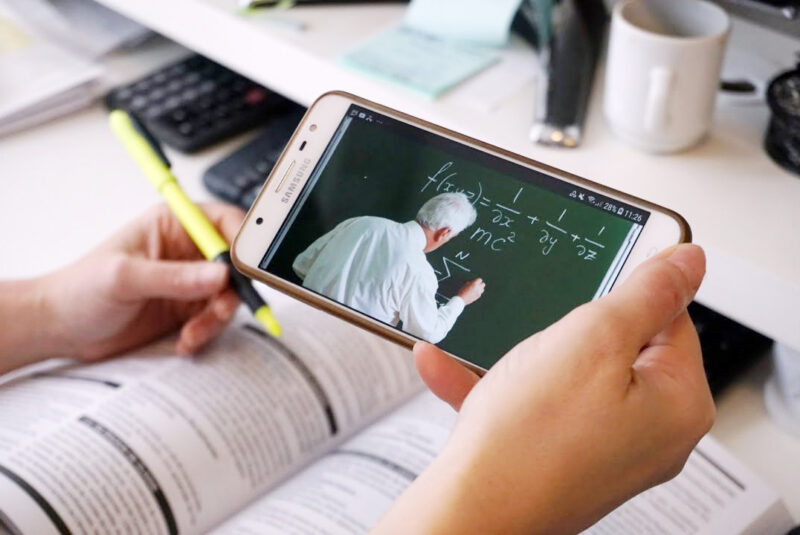 Аяз күшейді: Астанада екінші ауысымның оқушылары да онлайн оқитын болды