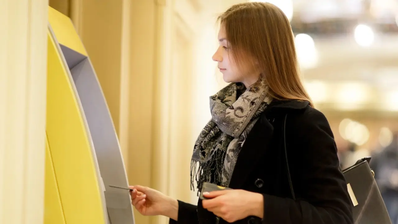 Банкоматтан қолма-қол ақша шешіп алатындар камераға не үшін түсіріледі?