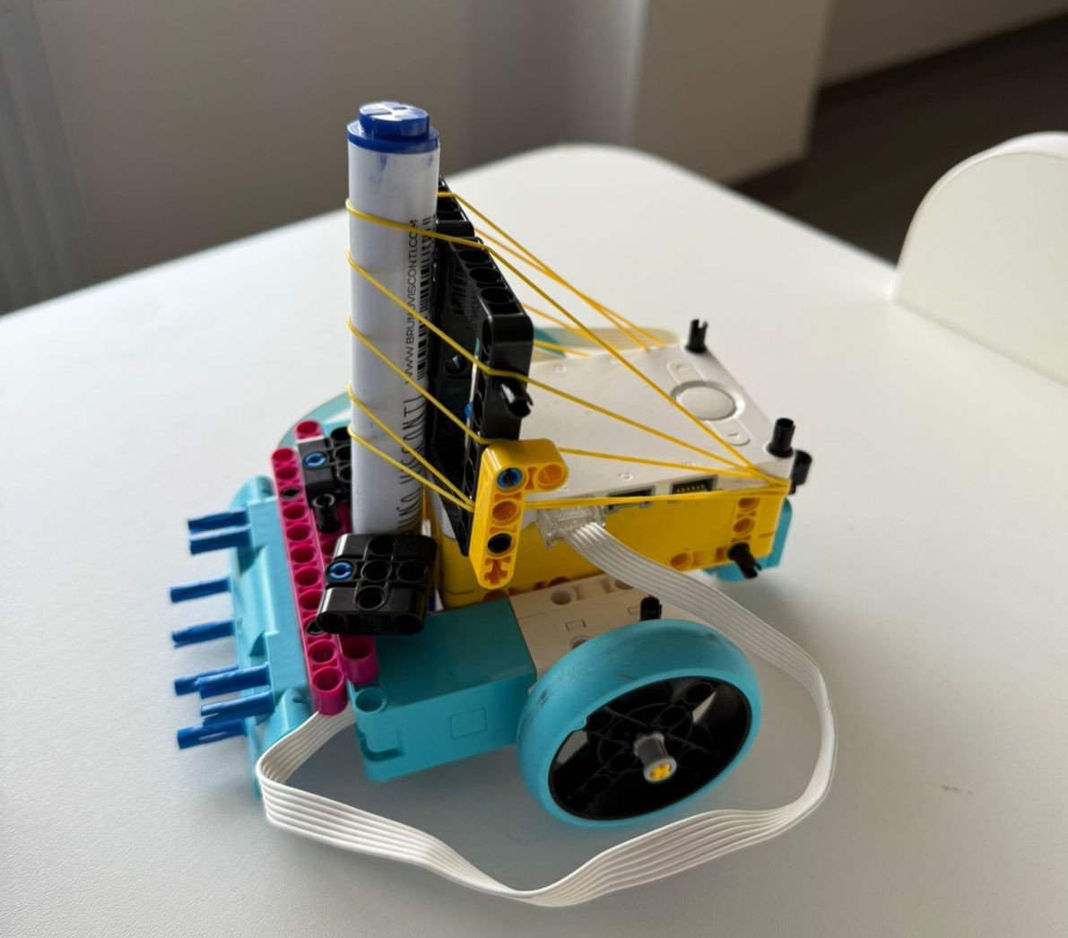 Елордалық оқушылар үш күнде ерекше робот құрастырып шығарды