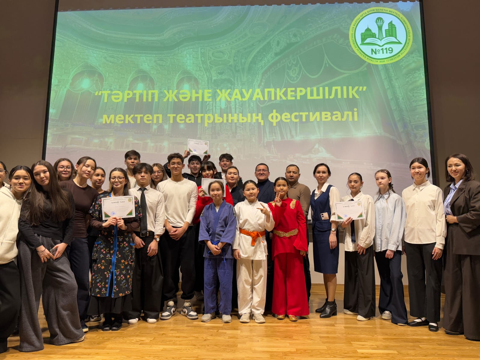 Оқушылар өмірдің өзін сахналады