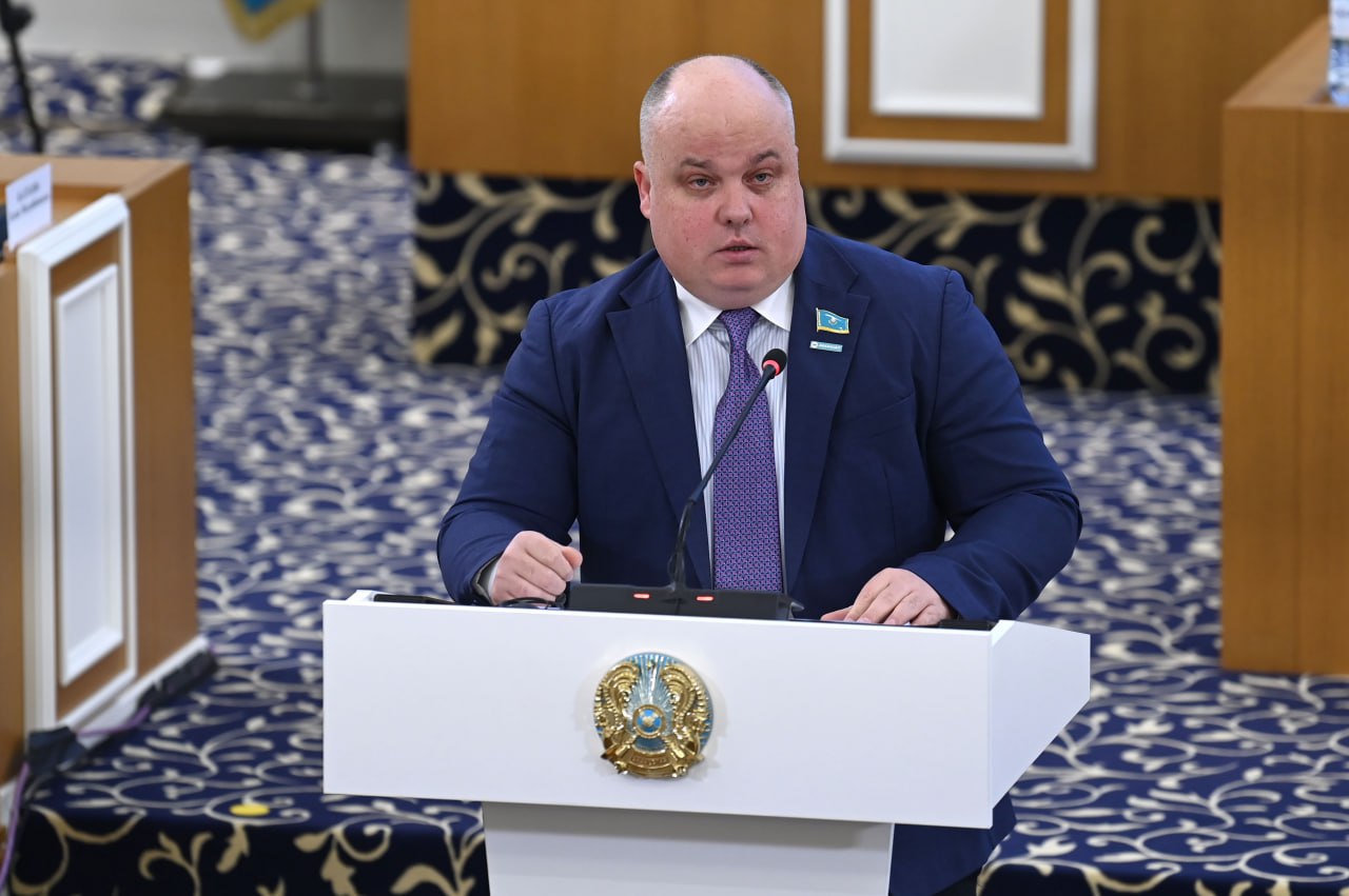 Әділ еңбек, қауіпсіз жұмыс, лайықты жалақы: Максим Рожин жаңа Конституцияның маңызды тұсын атады