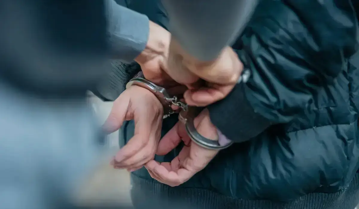 «Бизнесіңді жаптырамын»: Шымкентте кәсіпкерден 20 млн теңге бопсалаған күдікті ұсталды