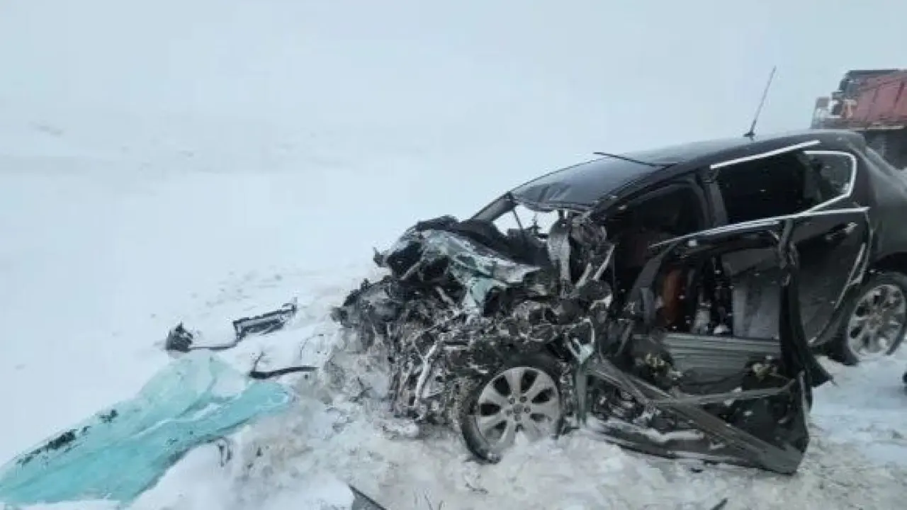 Ақтөбе облысында жүк көлігі мен жеңіл көлік соқтығысып, төрт адам қаза тапты