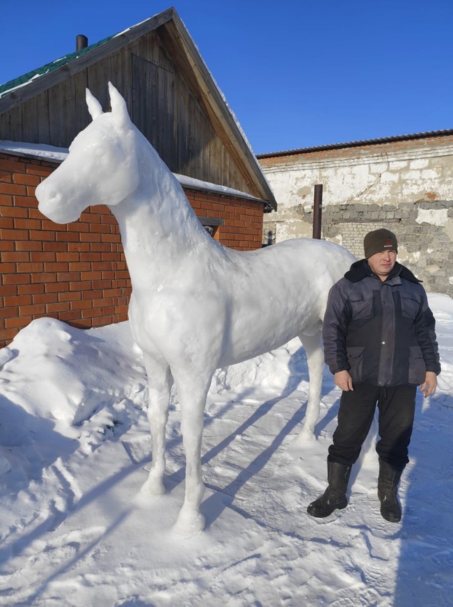 Қардан мүсін тұрғызды