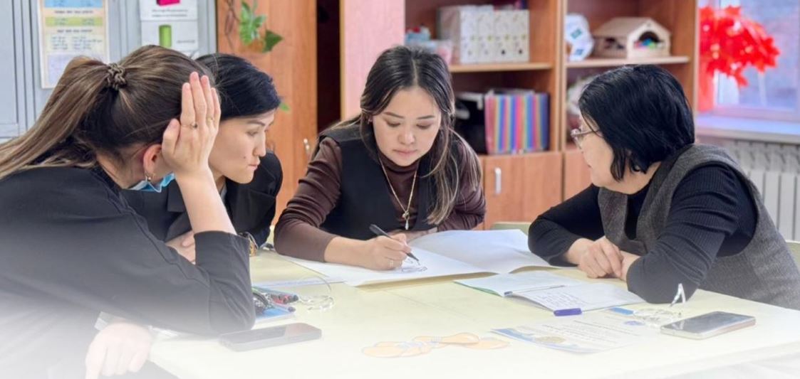 Сауалнама: Ата-аналардың 78%-ы баласының араласатын ортасын жақсы біледі