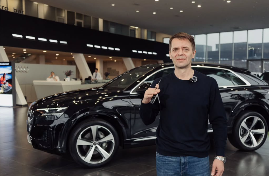 Белгілі кәсіпкер Михаил Шайдоровтың әкесіне көлік сыйлады