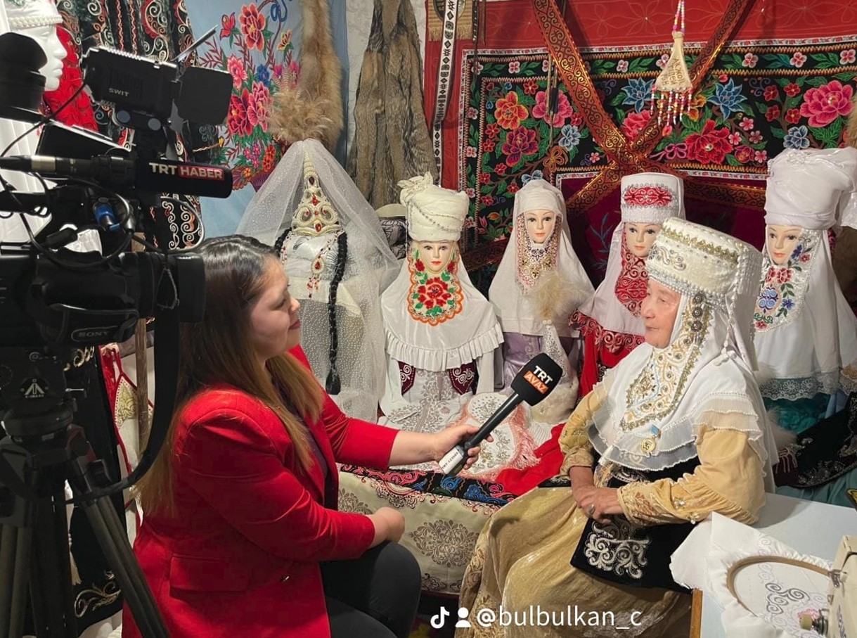 Ақ кимешекті әйгілеген әже