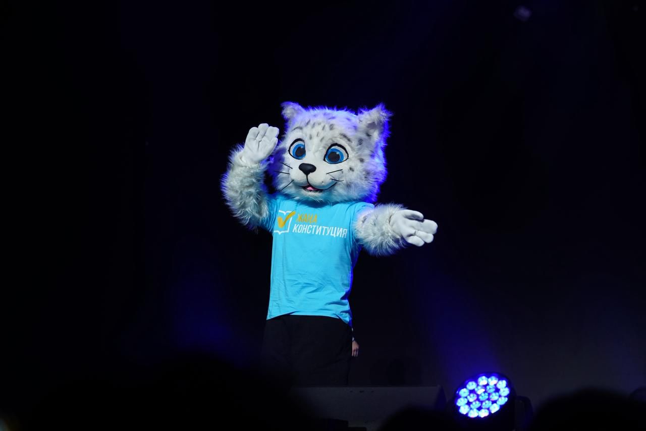 Робот Темірбек пен барыс Әділет жастарды жаңа Конституцияны қолдауға шақырды