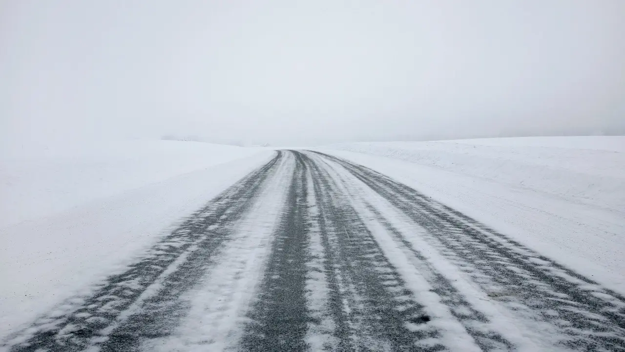 Қазақстанда ауа райының нашарлауына байланысты бірқатар тасжол ертеңге дейін жабылды