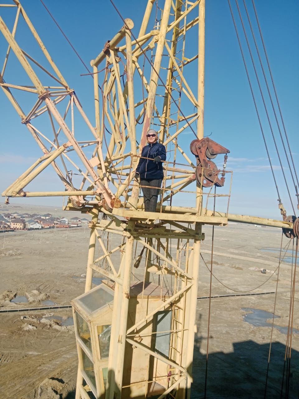 Кран тізгіндеген Рәзия