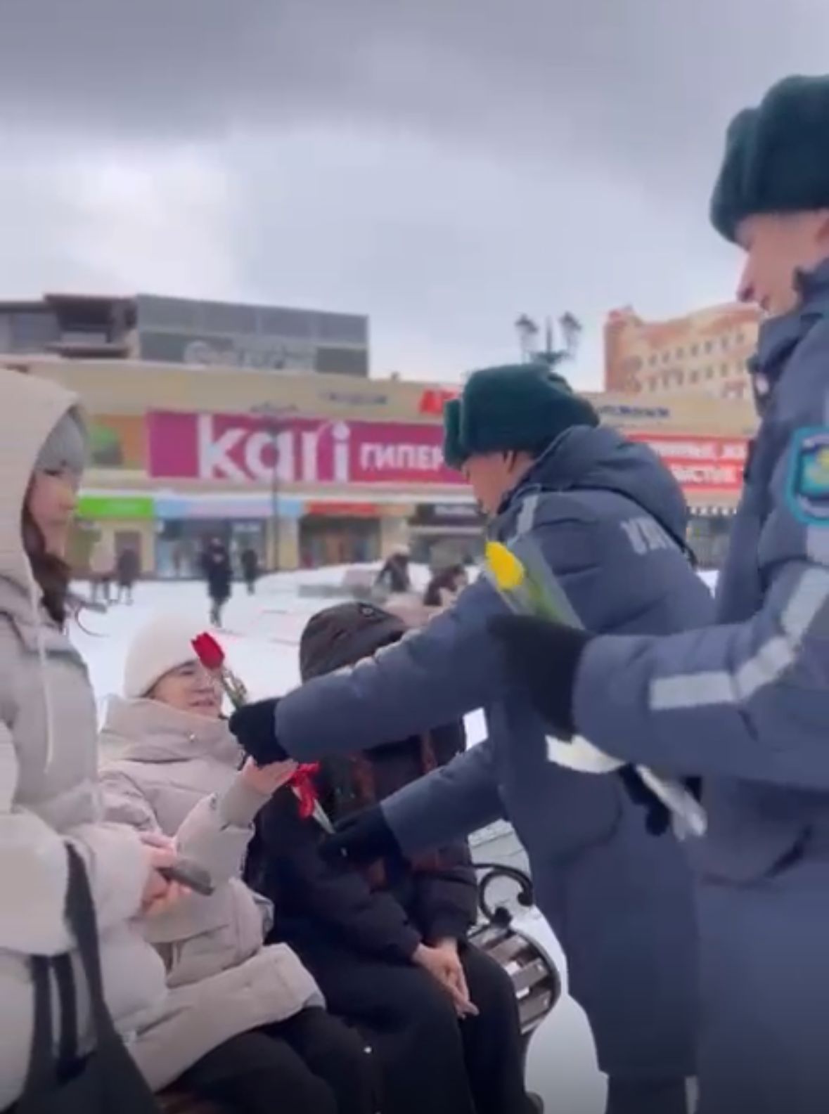 Ұлттық ұлан қызметкерлері қала тұрғындарын мерекемен құттықтады