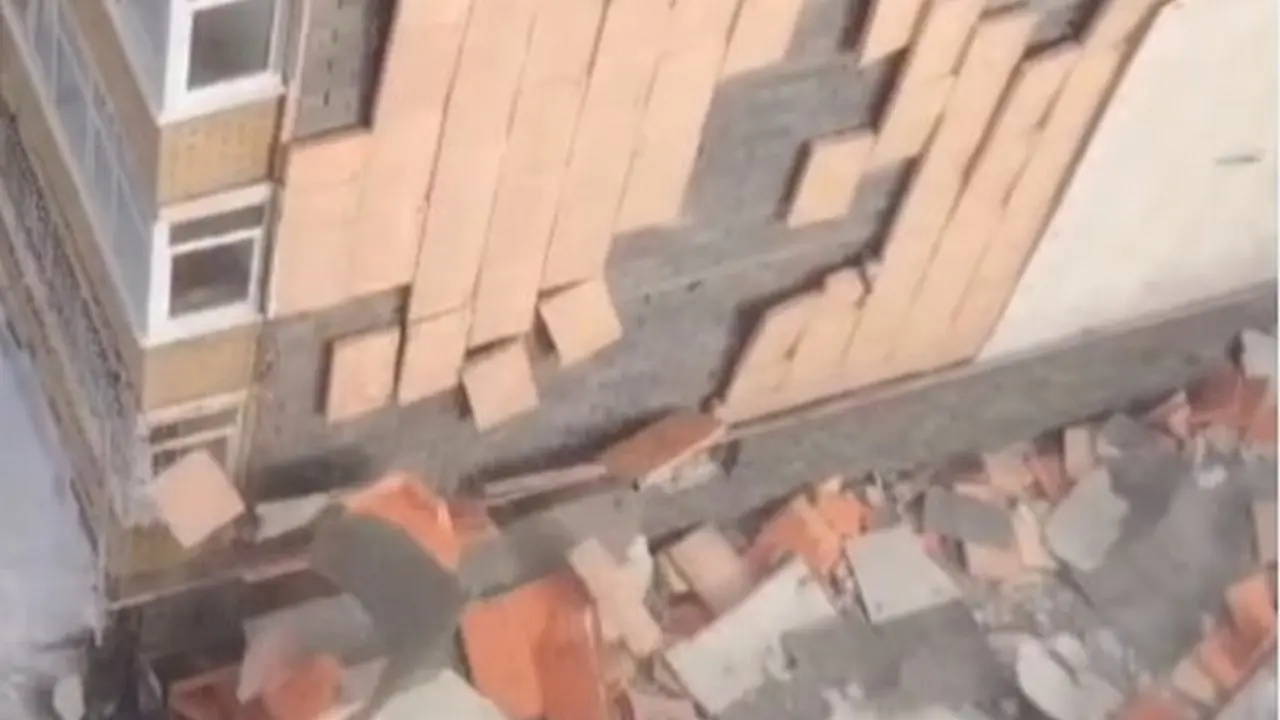 Астанада қатты желдің салдарынан тоғыз қабатты үйдің қасбеті құлады