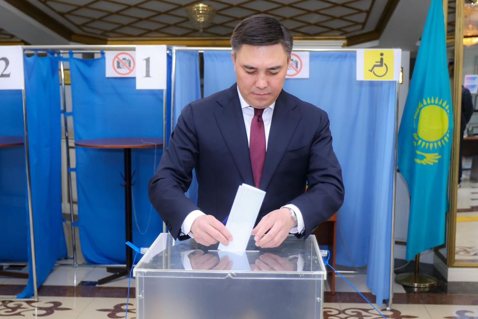 Шымкент қаласының әкімі Ғабит Сыздықбеков референдумда дауыс берді