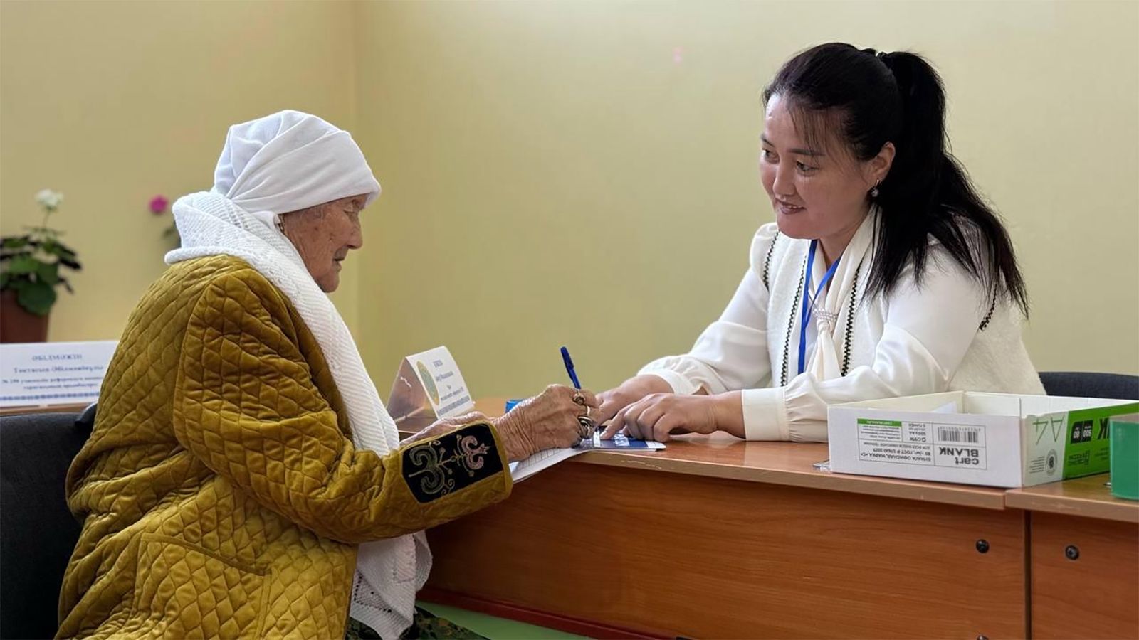 Жетісуда 105 жастағы әже алғашқылардың қатарында дауыс берді