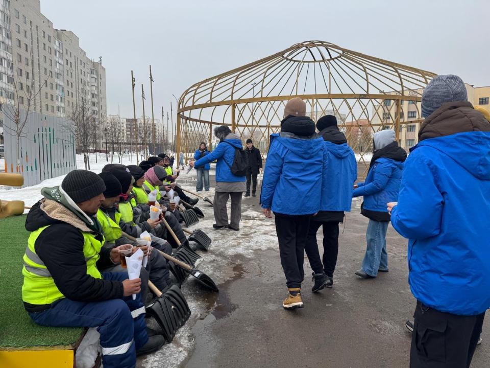 Қайырымдылық жасау күні: Елордада волонтерлер ыстық шай мен бауырсақ таратты