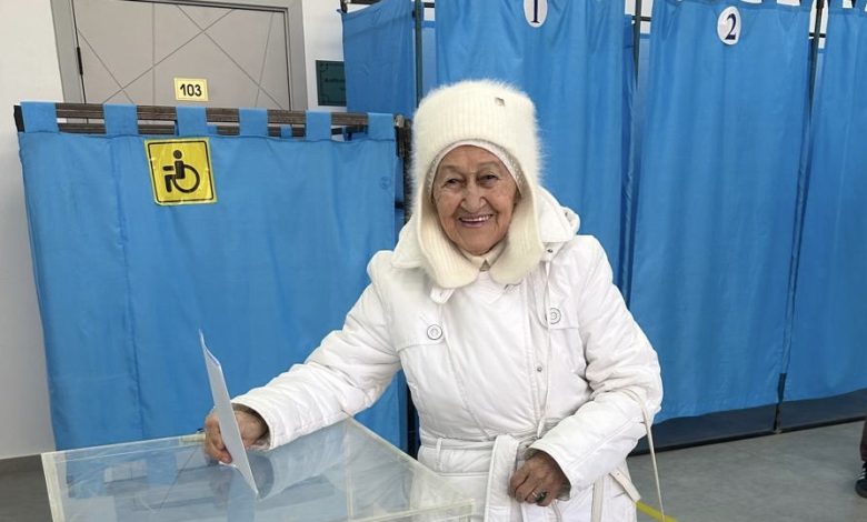 Атырауда «Қыз Жібек» фильміндегі «Гәккуді» орындаған әнші дауыс берді