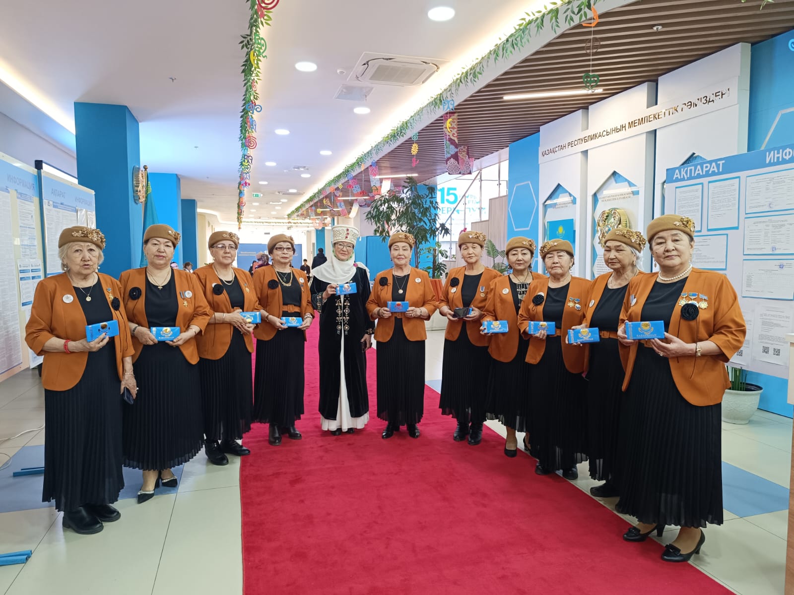 Референдум күні Алматыдағы учаскелердің бірінде «Әжелер хоры» ән айтты