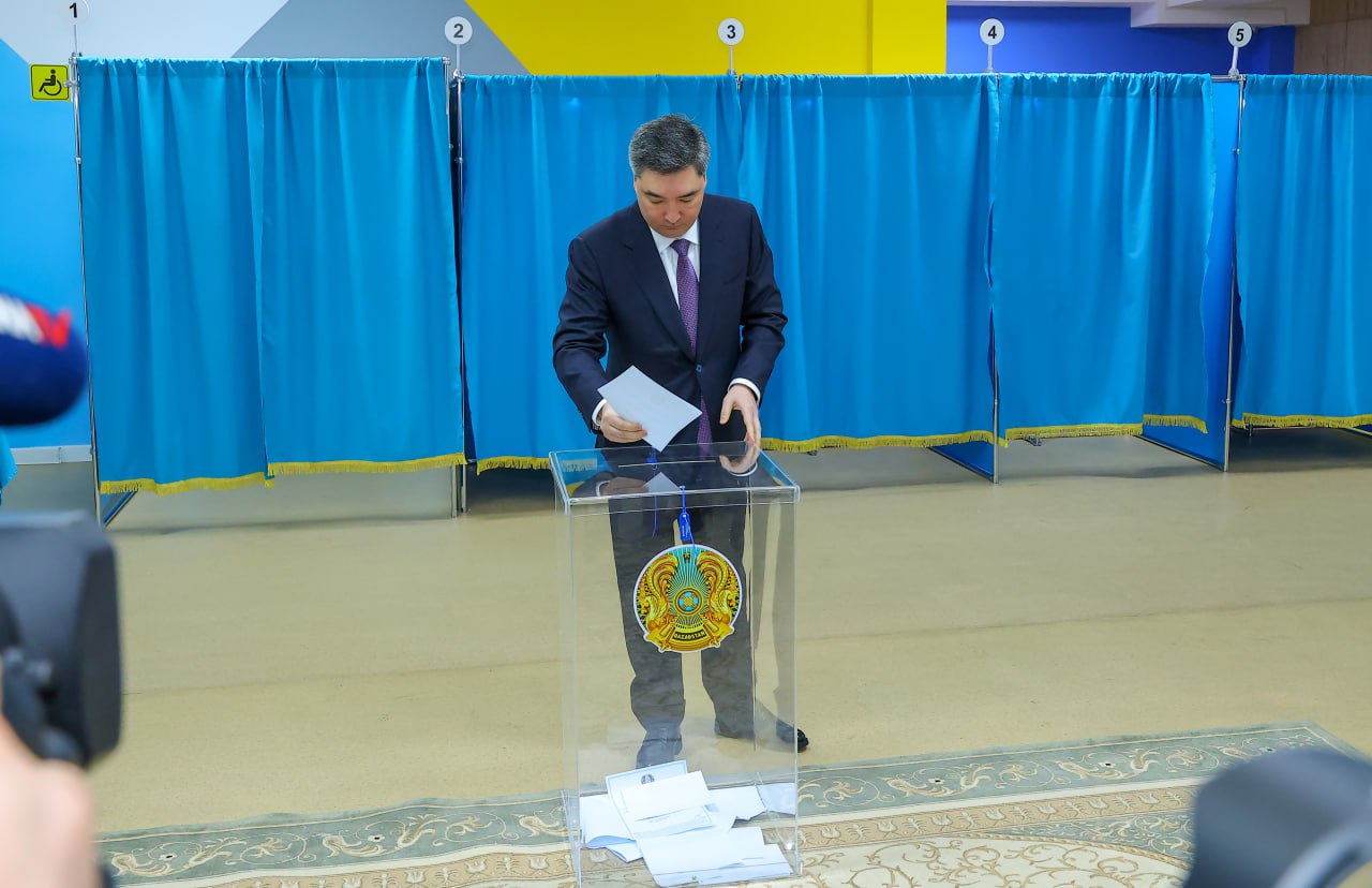 Олжас Бектенов жаңа Конституцияны қабылдау жөніндегі референдумда дауыс берді