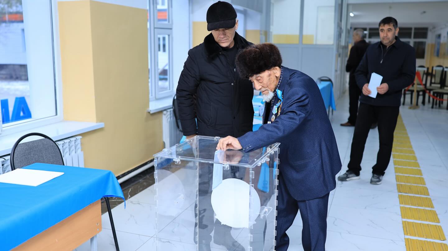 Сайрам ауданында жүз жасаған қарт майдангер дауыс берді