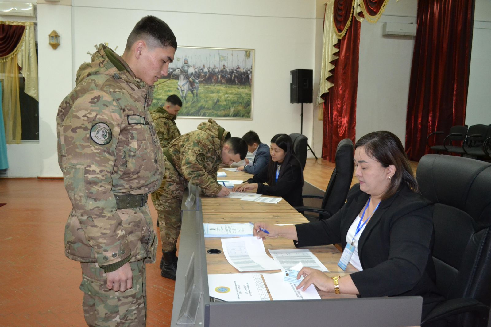Ұландар алғашқылардың бірі болып дауыс беріп, қоғамдық тәртіпті күзетуге кірісті