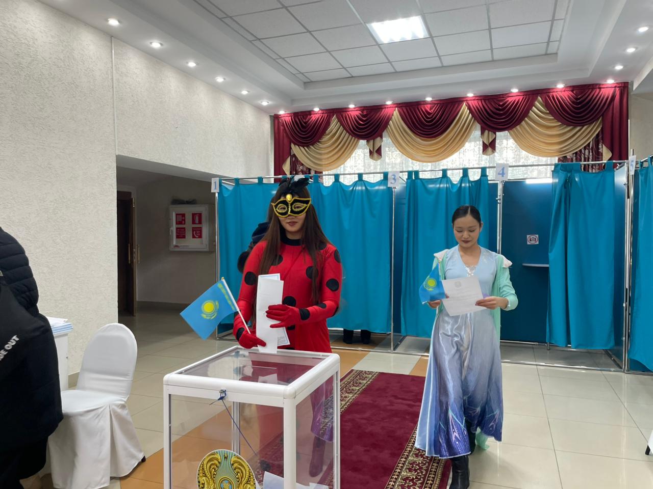 Референдум учаскесіне келген ертегі кейіпкерлері ел назарын аударды