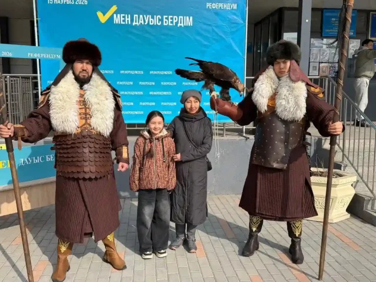 Алматының Наурызбай ауданындағы референдум учаскесіне батырлар келді