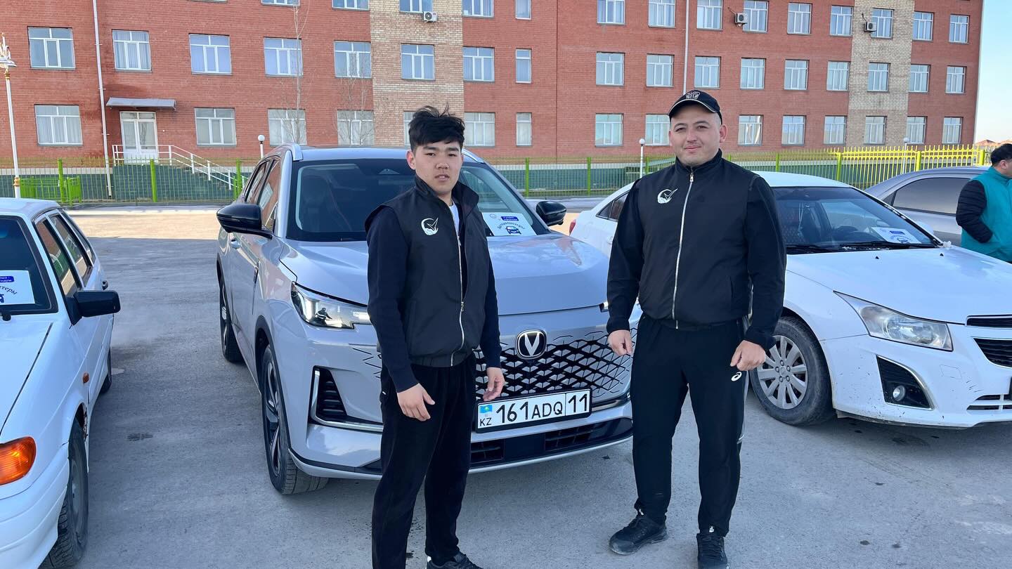 Учаскеге дейін жеткізіп салады: Жас сайлаушылар автоеріктіге айналды